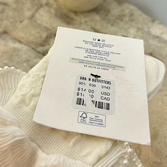 URBAN OUTFITTERS Pearl Ruffle Lace Crew Sock in White Size OS NWT - Picture 3 of 4